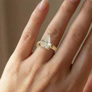 Anillo Solitario de Diamante Cultivado en Laboratorio de 3.02 CT con Corte Triangular para Mujer, Oro Sólido de 14K, Regalo Sorpresa de Boda para Novia - Product Image 2