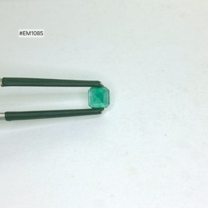 Pierre précieuse émeraude verte en gros de Zambie, forme octogonale, 0,70 ct, pierre calibrée non montée pour bagues, pendentifs et bijoux personnalisés - Product Image 2