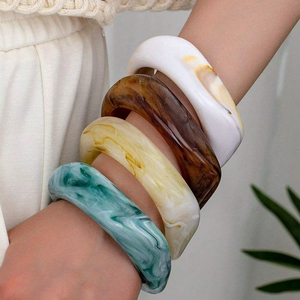 Bracelets en résine pour l'exportation, fabriqués en Inde, logo personnalisé, style naturel, bracelets en résine avec finition effet marbre, design personnalisable - Product Image 1