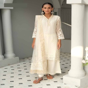 Soldes Exceptionnelles : Robes Indiennes de Luxe Brodéées pour Soirées, Vêtements Wijdan en Gros, Anarkalis Confortables en Chiffon Personnalisables pour Femmes - Product Image 5
