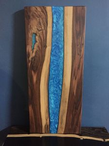 Planche de cuisine en résine époxy artisanale, planche à découper multifonction en bois et résine époxy pour la cuisine - Product Image 3