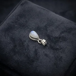 Colgante de plata de ley 925 con piedra lunar arcoíris Divine Radiance Drop para la fuerza emocional, joyería unisex. - Product Image 2