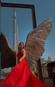 Vestido Rojo Fluido y Elegante con Diseño de Alas de México y el Icónico Burj Khalifa, Vestido de Alta Costura - Product Image 2