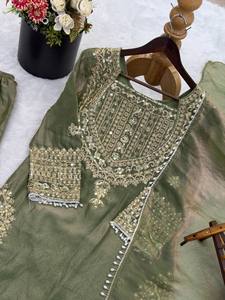 TENNYC Nuevo Conjunto de Traje de Seda de 3 Piezas con Bordado de Diseño y Encaje para Boda o Diwali - Secado Rápido, Elástico y Sin Arrugas - Product Image 6