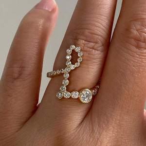 Bague de promesse unique en or 14 carats antique avec lettre L sertie clos et diamant rond de laboratoire, idéale pour les mariages et les fêtes, cadeau pour les amoureux - Product Image 3