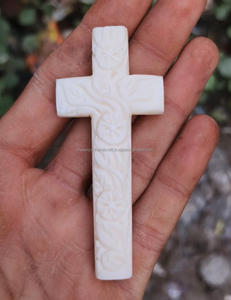 Cruz de hueso de búfalo de alta calidad con accesorios de joyería tallados a mano, fabricación de joyas colgantes con tamaño personalizado a bajo precio - Product Image 1