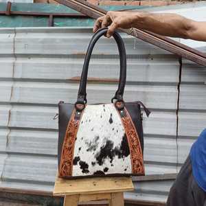 Sac à bandoulière Western Tooled en cuir de vachette et fourrure, sac fourre-tout à deux poignées, portable, pour usage quotidien, au prix de gros - Product Image 2