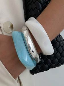 Bracelet en résine artisanal fait main avec un design abstrait unique pour une collection de bijoux de luxe - Product Image 5