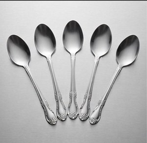 Juego de 5 Cucharas de Té Clásicas Plateadas, de Acero Inoxidable con Acabado Espejo, Mango Largo, para Postre o Bodas - Product Image 1