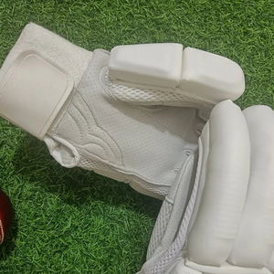 Gants de frappe de cricket personnalisés avec logo brodé plat, fourniture d'étiquettes sportives tendance, équipement OEM sous marque privée, gants de frappe de cricket - Product Image 5