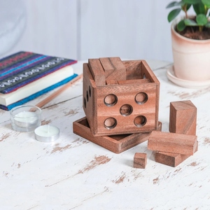 Caja de rompecabezas de madera intrincada con diseño inspirado en dados, con múltiples bloques entrelazados y tapa extraíble - Product Image 2