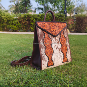 Mochila de Cuero Genuino de Vaca Hecha a Mano con Diseño Floral Tallado Estilo Western, Correas Ajustables y Piel con Pelo - Product Image 2