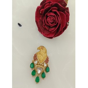 Magnifique broche classique en laiton plaqué or de qualité supérieure avec moissanite et kundan, idéale pour un cadeau ou pour une tenue de mariage ou de fête. - Product Image 1