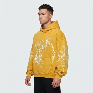 Sudadera de Hombre Estilo Vintage en Amarillo Mostaza con Estampado Gráfico Personalizado de Estrella - Product Image 4