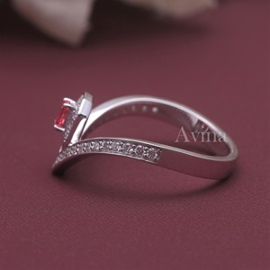 Bague en or 18 carats avec diamant rose fantaisie certifié IGI, de forme en V, sertie d'un halo de diamants taille émeraude - Product Image 3