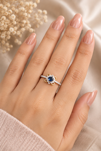 Bague élégante en or massif 14 carats avec pierre centrale en saphir bleu taille ovale et halo de zircon serti pavé – Cadeau idéal - Product Image 4