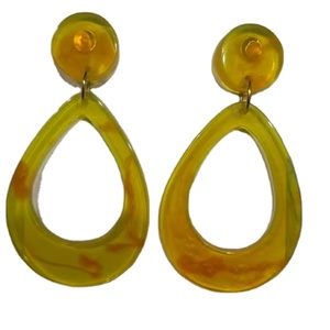 Boucles d'oreilles de qualité supérieure en résine de couleur personnalisée, polies et brillantes, fabriquées à la main, pour femmes d'Inde. - Product Image 1