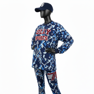 Ensemble femme : t-shirt en coton premium et legging en polyester et élasthanne, imprimé camouflage bleu par sublimation, logo brodé en chenille. - Product Image 2