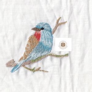 Alegre pájaro rojo, con un bordado vibrante que ilumina las comidas y reuniones familiares. - Product Image 3