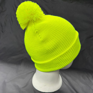 Gorro Infantil Personalizado en Amarillo Neón |   Gorro Deportivo de Invierno de Punto con Pompón |   Gorro cálido con puños acanalados al por mayor - Product Image 3