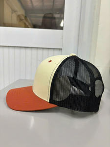 หมวกแก๊ปทรง Trucker สีทูโทนแบบเรียบ  ปีกสีเทอร์ราคอตต้า  ตาข่ายสีครีม  รับผลิตตามสั่ง (OEM) ขายส่ง ผลิตในเวียดนาม สำหรับแบรนด์ต่างๆ พร้อมสกรีนโลโก้ - Product Image 2