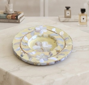 Ensemble de dessous-de-plat ronds en nacre avec motif floral en rotin, décoration de table classique - Product Image 1