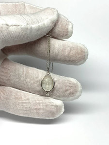Collier pendentif en pierre précieuse sculptée en forme de visage de lune, serti en argent, fait main, bijoux célestes, vente en gros - Product Image 2