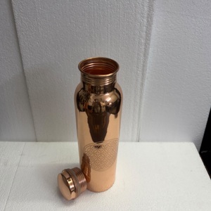 Bouteille d'eau de luxe en cuivre pur de qualité supérieure - Design gravé de la géométrie sacrée Fleur de Vie - Flacon personnalisable pour le bien-être ayurvédique - Product Image 2