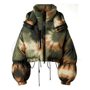 Chaqueta acolchada tie-dye para mujer, corta, con capucha, para invierno, con mangas abullonadas y cierre de cremallera. - Product Image 6