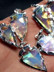 จี้หัวลูกศรโอปอไลต์สวยงามเป็นมิตรกับสิ่งแวดล้อม ขายดีอันดับต้นๆ ขายส่งงานฝีมือหินธรรมชาติ เครื่องประดับทำมือตามหลักฮวงจุ้ย - Product Image 3