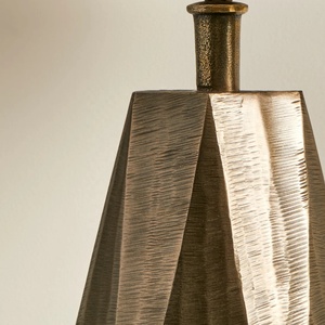 Lámpara de Mesa de Metal con Prisma Facetado y Base Geométrica de Hierro, Pantalla de Tela Premium, Iluminación Ambiental Cálida para Interiores Elegantes - Product Image 5