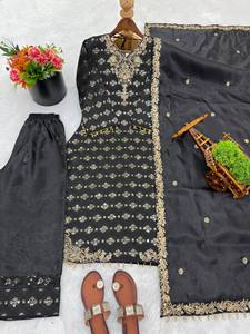 Ensemble Kurti Palazzo en soie GMY brodé de qualité supérieure avec des broderies lourdes et un dupatta de créateur - Product Image 4