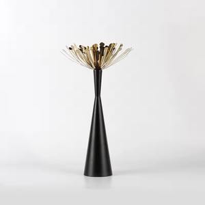 Support de bougie au sol moderne noir et or à motifs floraux, parfait pour la décoration intérieure, les halls d'hôtel et les décorations de mariage, provenant d'Inde. - Product Image 1