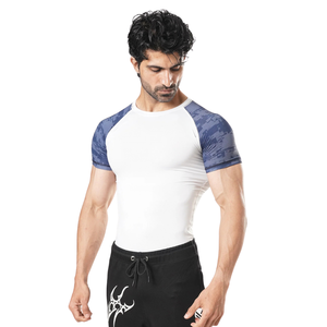 T-shirt de compression personnalisé pour homme, blanc et bleu, à manches courtes raglan, col ras du cou, ajusté, pour l'entraînement, protection anti-UV, vêtement de sport athlétique, sous-vêtement technique - Product Image 2