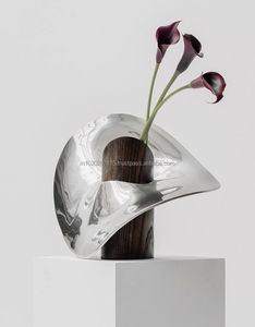 Florero largo de metal ovalado con bordes afilados y forma mínima ideal para diseñadores de interiores o instalaciones creativas - Product Image 3