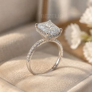 Anillo de compromiso de diamante de laboratorio con corte radiante de platino y halo oculto, anillo de compromiso de diamante de corte radiante personalizado con halo oculto - Product Image 3