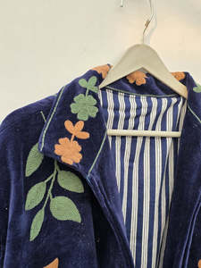 Veste en velours de coton bleu marine pour femme, brodée à la main, motif oiseau éblouissant, style bohème vintage, charme fantaisiste - Product Image 6