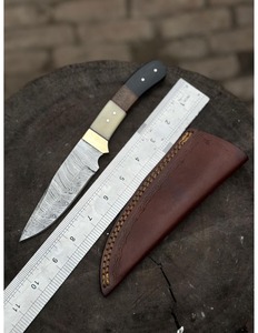 Cuchillo de caza de acero de Damasco hecho a mano con hoja recta de punta caída, mango de asta y funda de cuero - Product Image 1