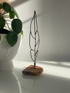 Escultura Moderna Abstracta de Hojas de Alambre con Base de Madera, Ideal para Decoración de Mesa, Sala de Estar, Oficina y Estanterías, Procedente de la India - Product Image 2