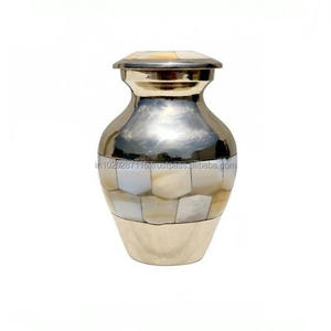 Urnas de recuerdo de latón para cenizas con intrincados grabados hechos a mano por artesanos expertos para un recuerdo único - Product Image 3