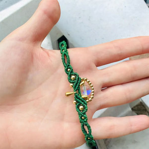 Collier ras du cou en macramé délicat avec pierre de lune verte, tissé à la main, bijou bohème avec breloque dorée - Product Image 2
