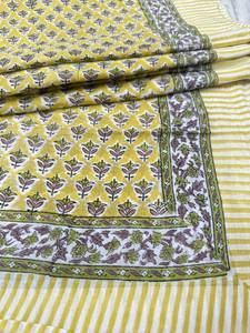 ผ้าซิ่นลายดอกไม้สีเหลืองสดใส พิมพ์ลายด้วยมือ ผ้าฝ้าย ผ้าซิ่นขนาดใหญ่ ไอเดียของขวัญสำหรับเธอ เครื่องประดับแฟชั่นผู้หญิง ขายส่ง - Product Image 4