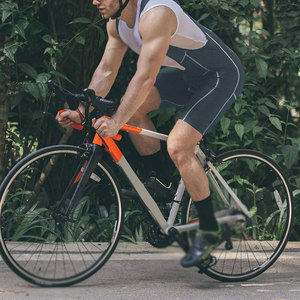 Nouveaux shorts de cyclisme à bretelles de couleur unie, fabriqués au Pakistan, en vente - Product Image 4