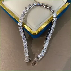 กำไลข้อมือเทนนิสแต่งงานเงินแท้ชุบทองประดับเพชรโมอิสซาไนต์ทรงปรินเซสคัท 17 กะรัต คุณภาพ VVS1 แบบฝังขอบ - Product Image 5