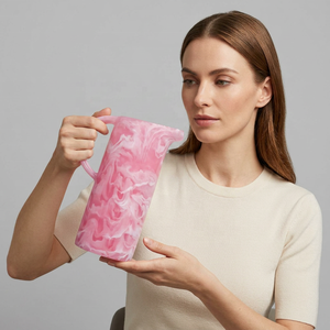 Carafe Moderne Rose Marbrée en Résine Incassable Écologique et Lavable au Lave-Vaisselle pour Vin, Bière et Boissons de Fête - Product Image 1