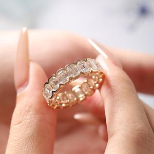 Anillo de Eternidad con Diamantes de Laboratorio Corte Esmeralda de 5.3mm en Oro Amarillo, Moderno, con Media Montura, para Boda y Aniversario - Product Image 3