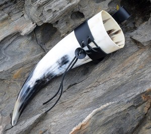 Corne à boire viking moderne artisanale |   Étui en cuir véritable fait main en corne de buffle | Durable pour la bière, le vin et la décoration intérieure - Product Image 1