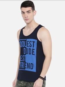 Camiseta sin mangas negra para hombre con estampado azul, cuello redondo, estilo casual - Product Image 4