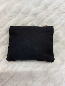 Bolso de Mano Textil Ligero con Cuentas Cuadradas Negras, Hecho a Mano, con Diseño Floral y Cierre de Cremallera - Product Image 2
