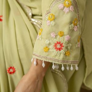 Traje Sharara Premium de Georgette con Bordado de Secuencia Codificada y Dupatta de Seda Georgette Floral para Fiestas - Product Image 6